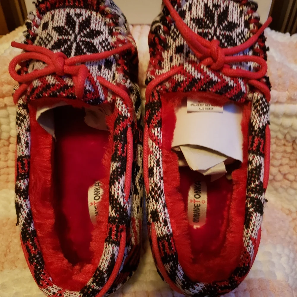 NWT - NIB MINNETONKA CASSIE red/white/black snowflake print moccasins (3)